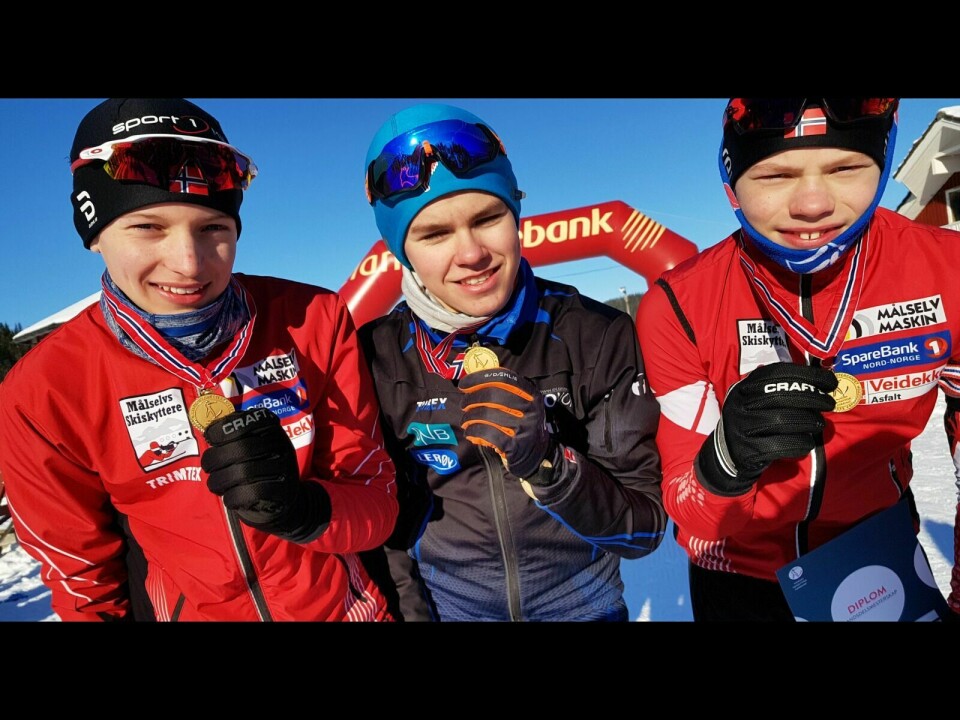 GULL: Marius Eriksen Lund (t.v.), Daniel Rubach Uglehus og Ole-Kristian Kvanli vant gull for Troms på stafetten søndag. Foto: Ivar Løvland