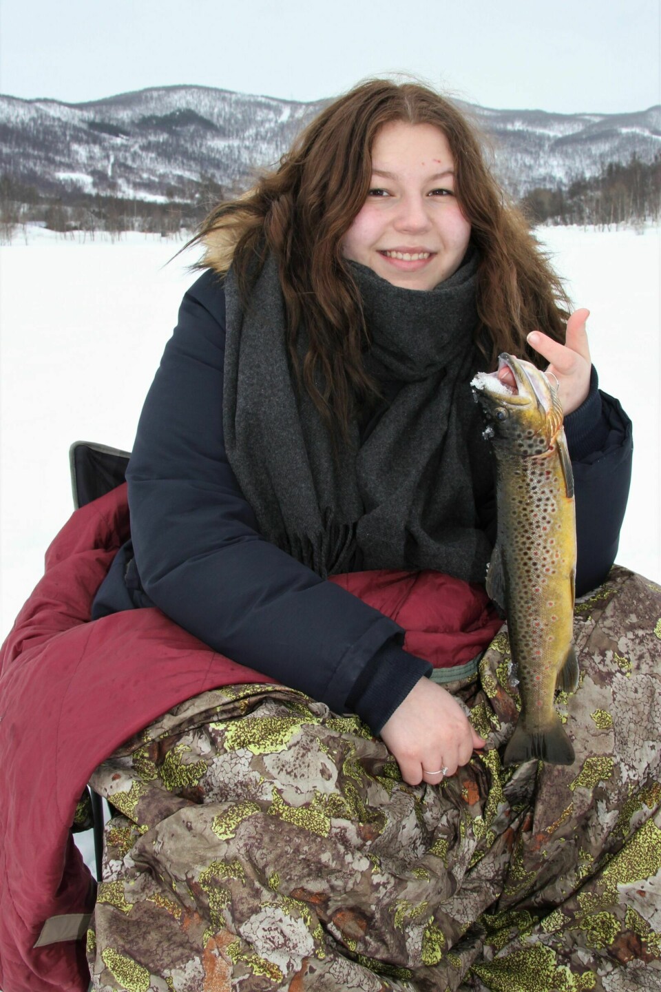 VINNEREN: Marie Elida Hemmingsen (15) fikk den største fisken på Sagelvvasspilken. Hun har ikke fått mye fisk tidligere, og var stolt og glad over fiskelykken denne dagen. Til sammen 157 deltok på årets isfiske på Sagelvvatn.