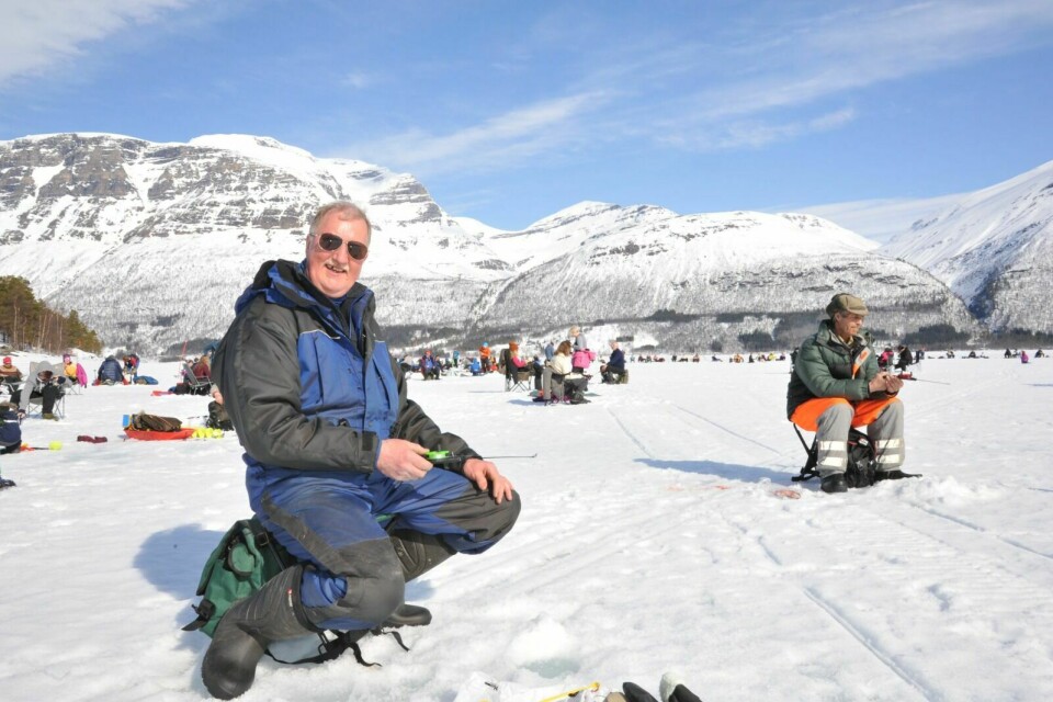 RASKT UTE: Torstein Johansen og Kalle Karlsen kunne konstatere at fiskenapp før de fleste andre hadde fått borra hull i isen. Foto: Kari Anne Skoglund