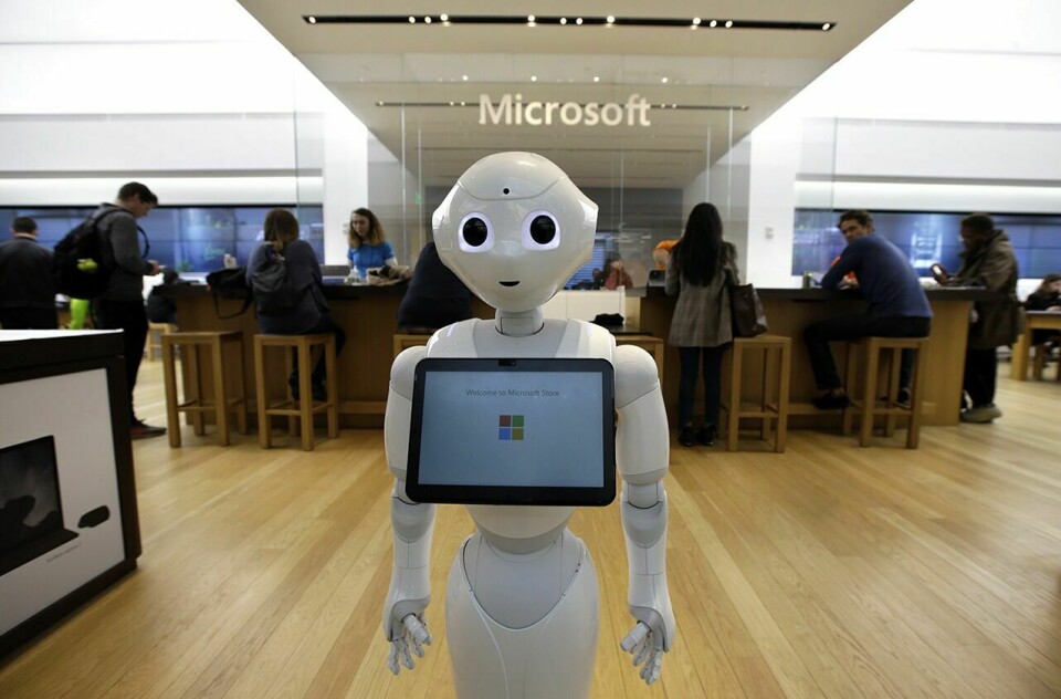 Kun én av fem offentlige virksomheter har tatt i bruk kunstig intelligens i utviklingen av digitale tjenester, viser en fersk undersøkelse fra IKT-Norge. Bildet viser et eksemplar av den selvlærende roboten «Pepper» i en Microsoft-butikk i Boston i USA. Foto: AP / NTB scanpix.