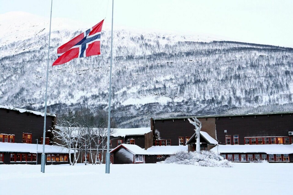 ELEV: Gutten som omkom i skuterulykka i Balsfjord, var elev ved Nordkjosbotn videregående skole. Der hang flagget på halv stang torsdag. Foto: IVAR LØVLAND