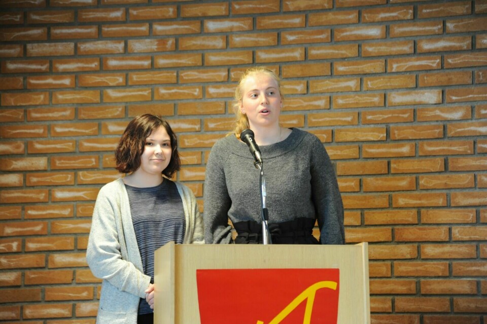 KREVDE HANDLING: Sara og Alexandra ved Sand skole oppfordret sterkt kommunestyret i Balsfjord til å satse på resirkulering. Foto: Maiken Kiil Kristiansen