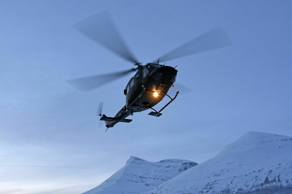 GIR IKKE OPP: Forsvarets helikopter i Tamokdalen i Troms tidligere i letearbeidet. Foto: Rune Stoltz Bertinussen / NTB scanpix
