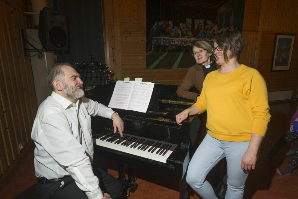 SØKER UNGDOM: Christoph Ruthfuchs, her på piano, blir musikalsk leder for Ten Sing Bardu. Til høyre menighetspedagog Anne Marit Norbakken Prestø (fremst) og sogneprest Audhild Kaarstad. Foto: Terje Tverås