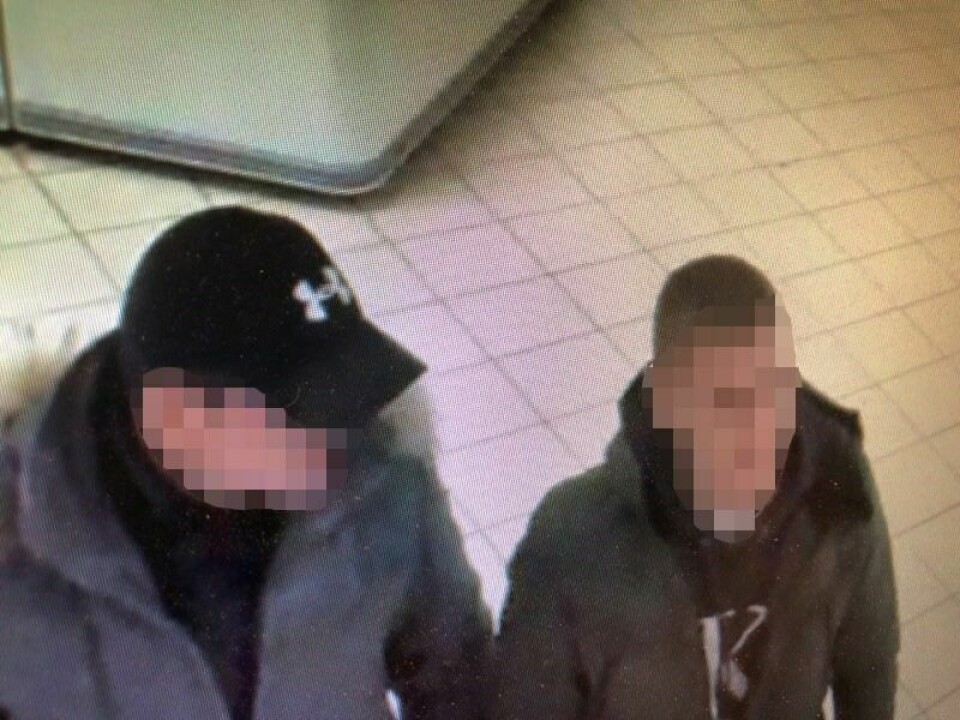 ETTERSØKES: Disse to mennene er ettersøkt av politiet etter tyveriet i Heggelia tirsdag. De to knyttes også til et butikktyveri i Narvik fredag i forrige uke. Foto: SLADDET FOTO FRA OVERVÅKNINGSKAMERA: VIA POLITIET