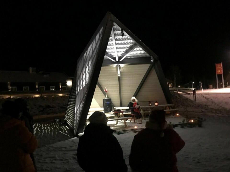 LYS I MØRKETIDA: Utendørsscenen i Elveparken i Nordkjosbotn er nå lyssatt, og i helga ble dette markert. Foto: PRIVAT.