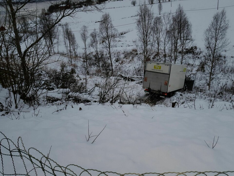 GLATT: Det var glatt og ikke strødd da denne lastebilen kjørte utfor veien i Kjerrvika i Malangen fredag i forrige uke. Føreren og passasjeren kom uskadd fra ulykken. Foto: Privat