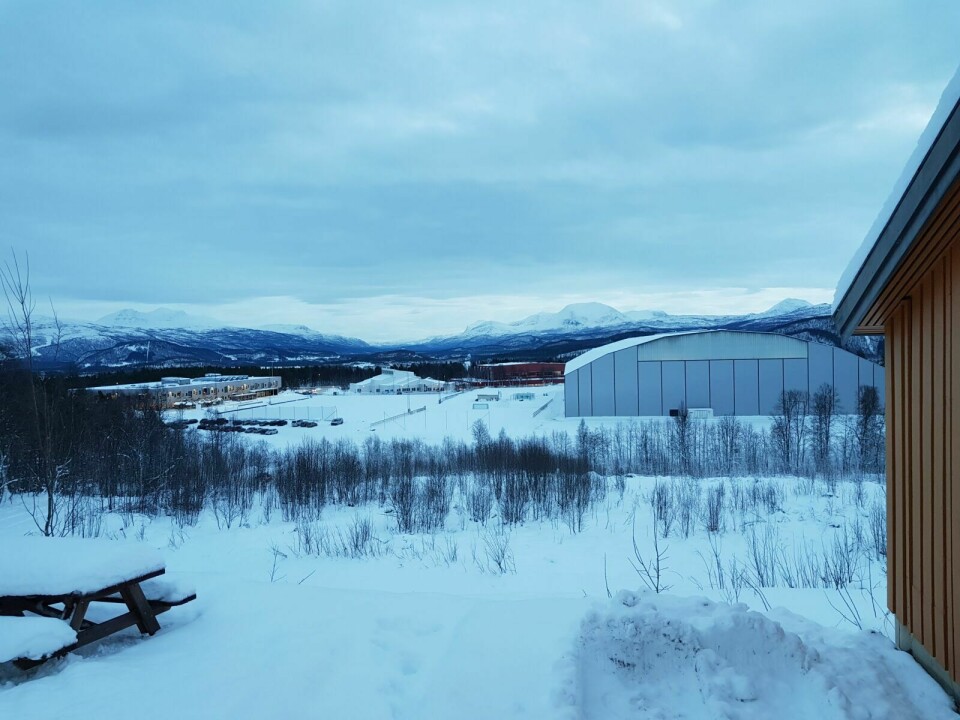 BLIR SNART SOLGT: Kommunestyret ga onsdag grønt lys for å selge tomta nedenfor hyttene på Bardufosstun til Troms fylkeskommune for 1 krone. Foto: Morten Kasbergsen