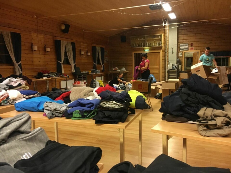 PAKKER KLÆR: Torsdag i forrige uke samlet en gjeng frivillige seg for å pakke ned klær som skal sendes til flyktninger i Hellas. Foto: Privat