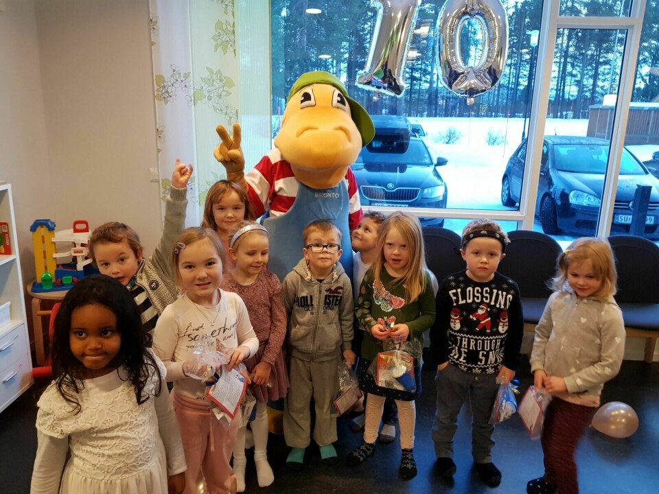PÅ BESØK: Barna i Trollklubben i Andslimoen barnehage fikk mandag møte tannhelten Bronto. Foto: Morten Kasbergsen