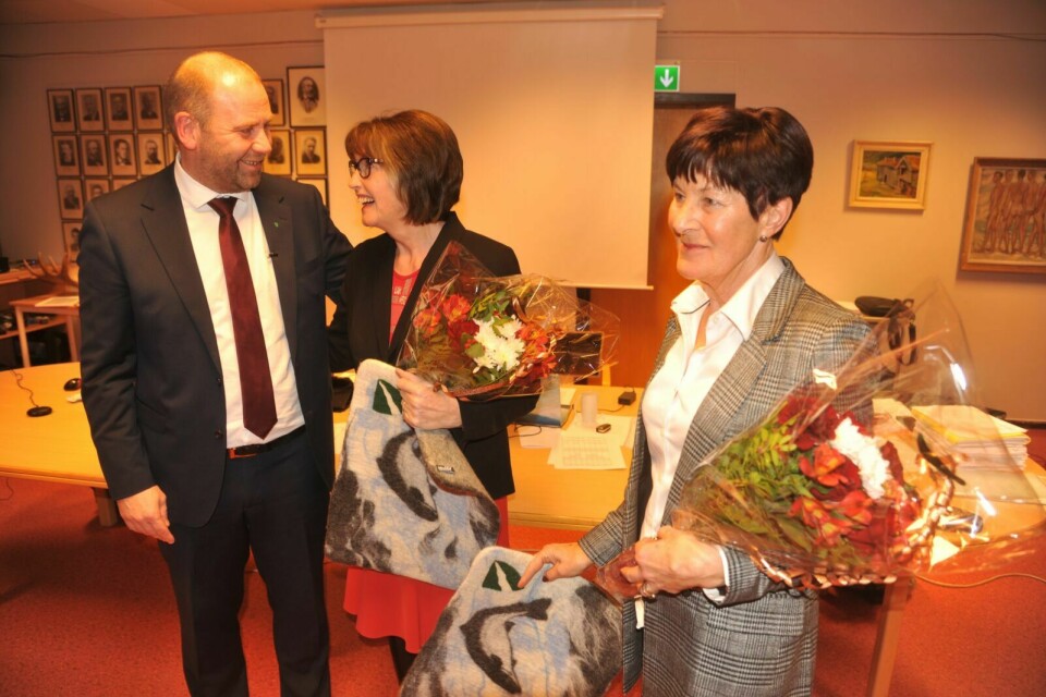TAKKET AV: Ordfører Nils Foshaug takket Helene Rognli og Liv Helland Olsen (t.h.) for deres innsats i Målselv-politikken. Foto: Morten Kasbergsen