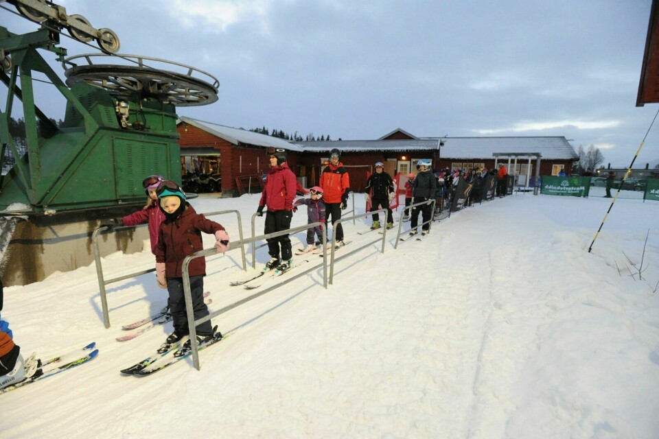 SATSER: Hedda Kårsten (12) og Frida Strokknes (12) er storfornøyde med at de igjen kan stå på ski i familiebakken i Steilia. De to satser på å bli skikkelig gode. Foto: Maiken Kiil Kristiansen