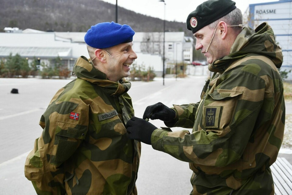 DISTINKSJON: Her mottar Berglund distinksjonen fra sjef Hæren, Lars Lervik, like i etterkant av seremonien. Foto: Torbjørn Kosmo