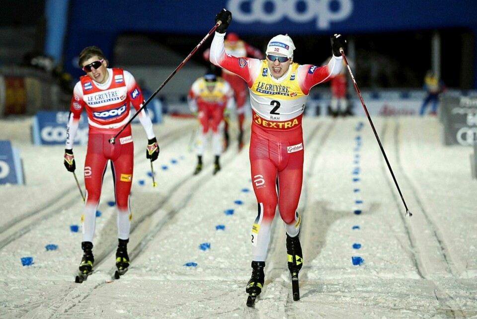 JUBLER: Her jubler Erik Valnes for sin første individuelle seier i verdenscupen, foran Johannes Høsflot Klæbo og Emil Iversen. Foto: EPA Kimmo Brandt / NTB
