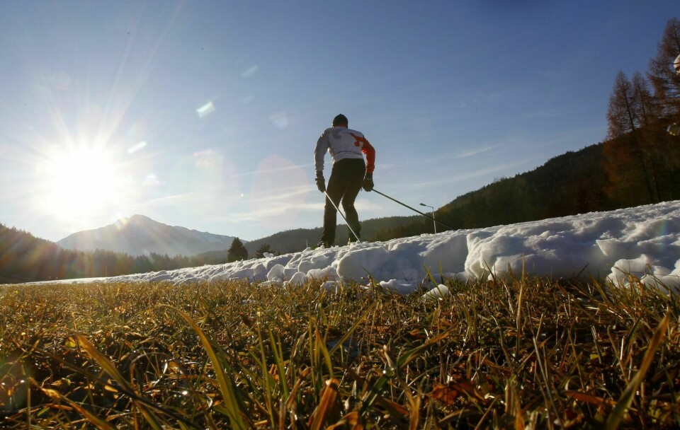 ØSTERRIKE: Det er ikke bare nordmenn som er født med ski på beina. Her fyller kunstsnø behovene en mild novemberdagi Seefeldt. Foto: REUTERS/ DOMINIC EBENBICHLER / X01771