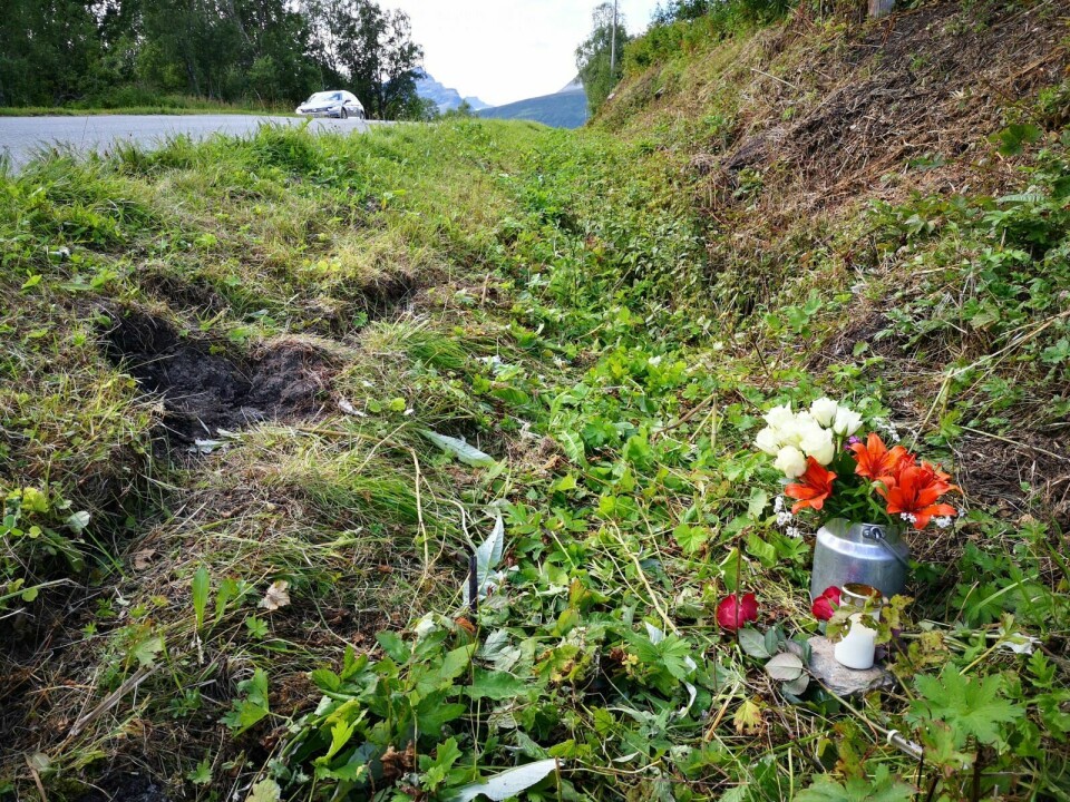 BLOMSTER: Lørdag ettermiddag var det lagt blomster på stedet der mannen i 50-årene omkom.