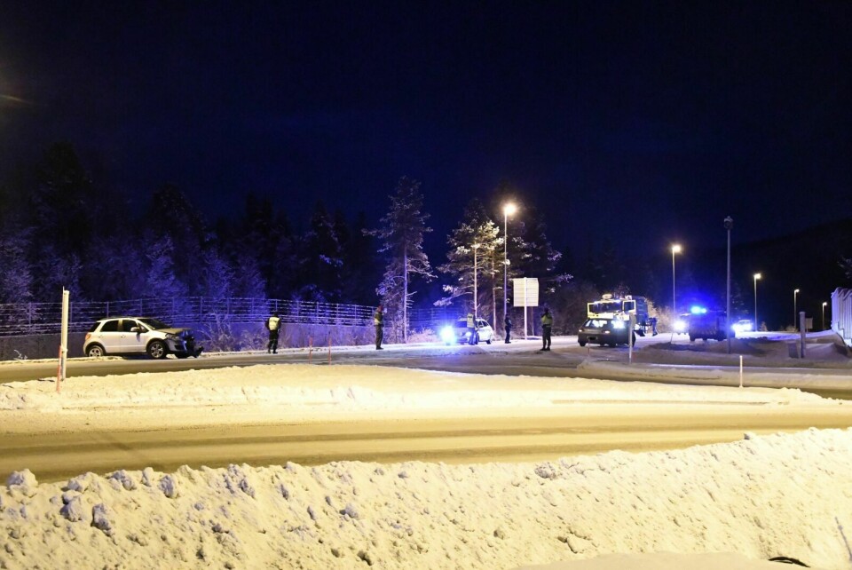 KOLLISJON: To biler kolliderte onsdag morgen på Rustahøgda. Foto: Torbjørn Kosmo