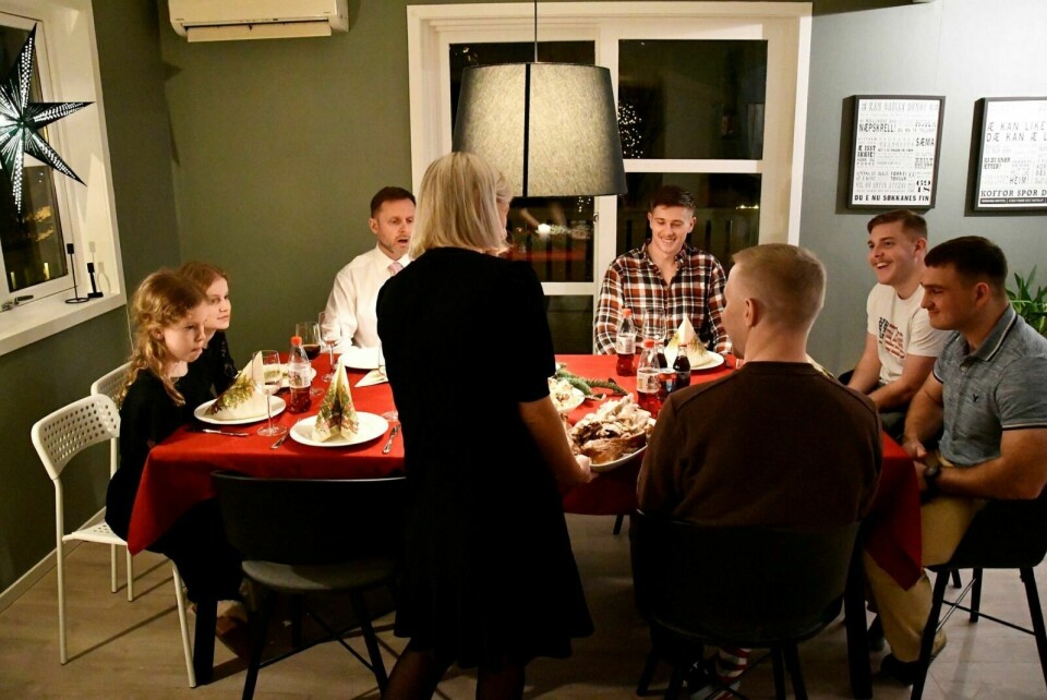 JULEMIDDAG: Familien Eide/Langum og amerikanerne Marshall, Jacob, Brian og Austin samlet seg rundt middagsbordet for å nyte en fin stund og god mat sammen. Foto: Torbjørn Kosmo