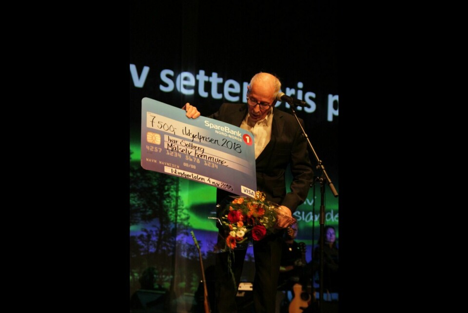 DUGNADSÅNDEN LEVER: Som mottaker av Ildsjelprisen 2018, fikk Ivar Solberg en sjekk, og denne ga han rett til reisekassa til ungdommene i Øverbygd hopp.