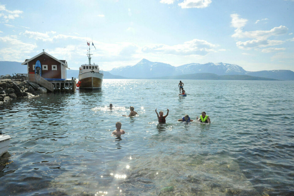 BADEGLEDE: Richard, Ulrikke, Naima og Elida var mer i – enn over vannet lørdag. Foto: Sol Gabrielle Larsen