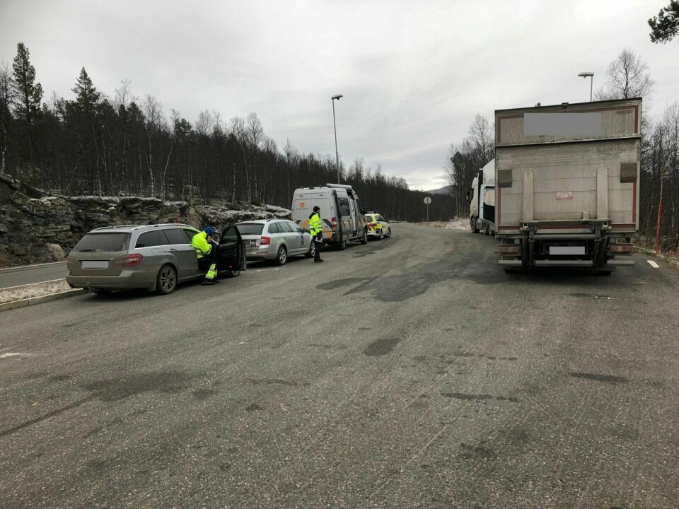 STOPPET: Flere vogntog fikk gebyr med på veien videre i tungtransportkontrollen til Statens Vegvesen. Foto: Statens Vegvesen