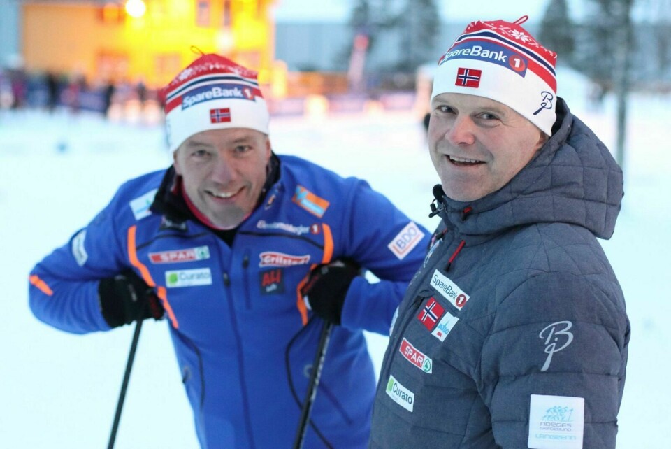 TROMS: Asgeir Moberg har alltid hatt et stort hjerte for Troms skikrets, og ofte vært på renn lokalt. Her er han sammen med Torbjørn Skogstad, leder i langrennskomiteen i skiforbundet, under et renn på Bardufoss. Arkivfoto: Ivar Løvland