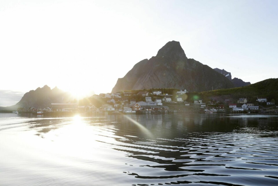 REKORDER PÅ GANG: Solen skinner over Reine i Lofoten. Det vil den fortsette å gjøre både der og i resten av Nord-Norge de nærmeste dagene. Det kan bli satt flere temperaturrekorder i landsdelen denne uken. Illustrasjonsfoto Foto: Berit Roald / NTB scanpix