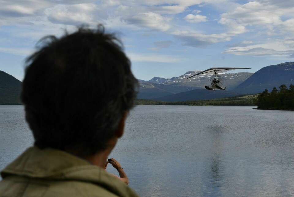 I LUFTA: Den franske regissøren ser på mikroflyet i aksjon. Foto: Torbjørn Kosmo