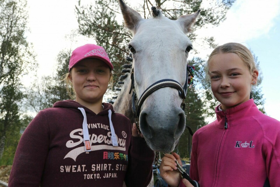 GODE: Maren Liland Ouren (t.v.) og Mina Salangli lever og ånder for hest og er gode på hesteryggen. Foto: Ivar Løvland