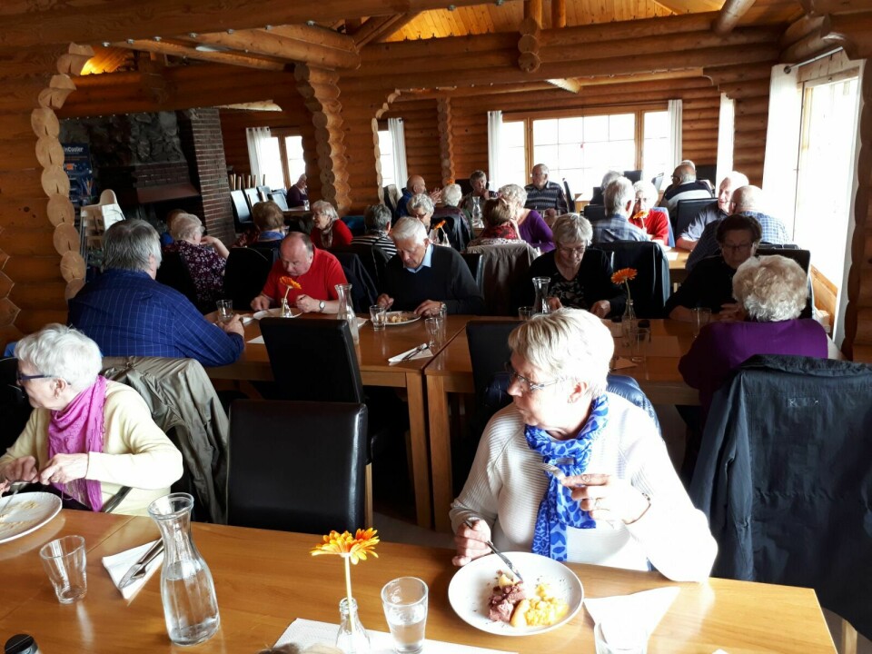 MIDDAG MÅ TIL: Det ble middag og dessert på Øse Turiststasjon, hvor de også holdt møtet sitt. Foto: Charles Eriksen