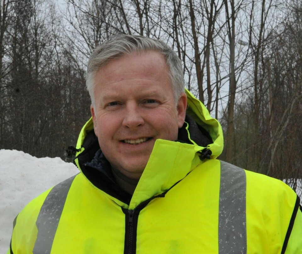 FOREBYGGENDE TILTAK: Tor Eriksen i ettersøkskorpset til Målselv viltnemnd håper refleksene vil føre til færre viltpåkjørsler i vinter. Foto: Malin Cerense Straumsnes