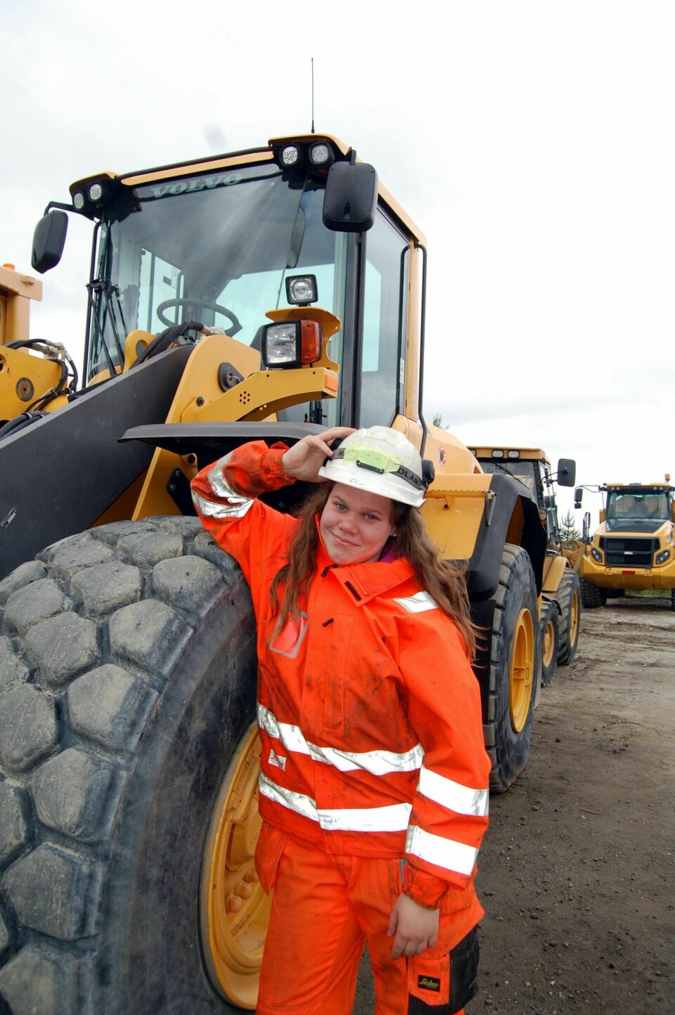 STORE MASKINER. Ellen Vang Jensen fra Setermoen er klar for å kjøre store anleggsmaskiner. Foto: Stig Bjørnar Karlsen
