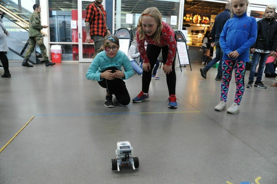 PROGRAMMERING: Sofie Engseth (10) og Ronja Therese Rasch Antonsen (10) har programmert dette legokjøretøyet til å føle en spesiell bane. Foto: Maiken Kiil Kristiansen