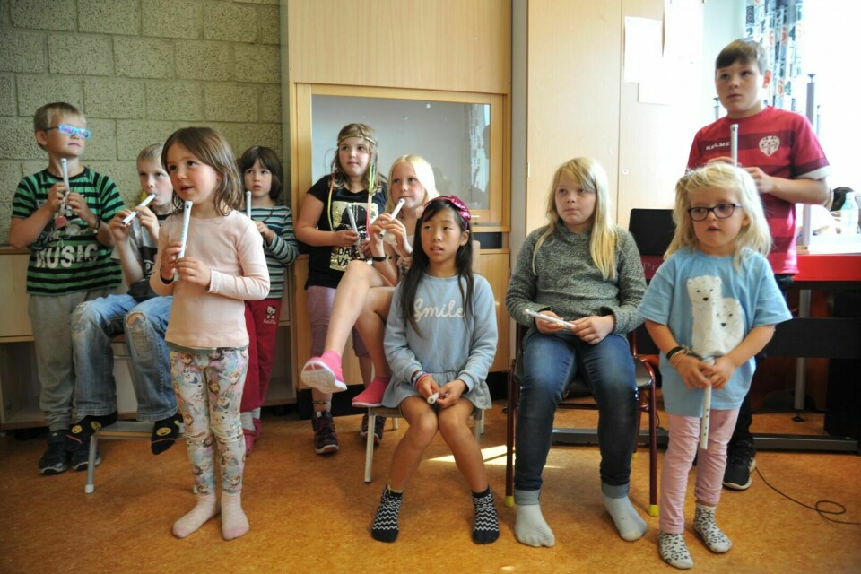 PÅ KURS: Her øver barna til konserten de skal holde sammen med FolkBand lørdag. Fløytene har de selv laga. Foto: Fredrikke Fjellberg Moldenæs