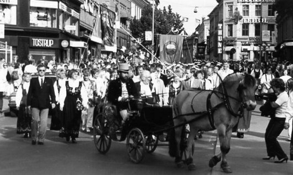 HEST OG VOGN: Toget fra jubileumet i 1988 ble ledet av hest og vogn. I vogna sitter tidligere bygdelagsleder Karl A. Skog, som på dette bildet var 90 år gammel. Til venstre med briller ordører Bjørn Espnes, Bardu. Foto: privat