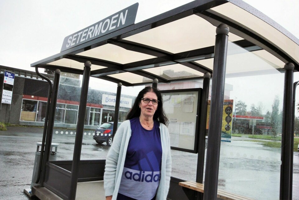 FORTVILT: Sofie Helene Iselvmo kunne før ta flybussen fra holdeplassen på Setermoen når hun skulle ut og reise. Nå tvinges hun og andre med henne til å få fordyret turen med rutebuss til Tromsø eller Harstad/Narvik, og gjerne ofte ei overnatting eller to i samme slengen.