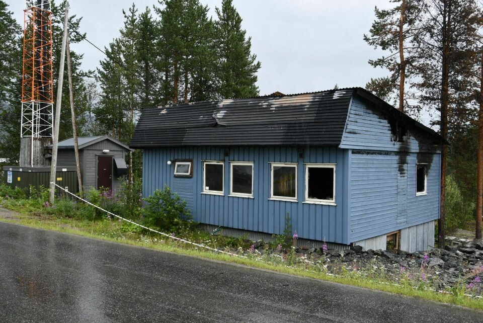 INGEN KONKLUSJON: Det er ikke konkludert med brannårsak i denne brakkeriggen som brant 9. juni. Foto: Torbjørn Kosmo
