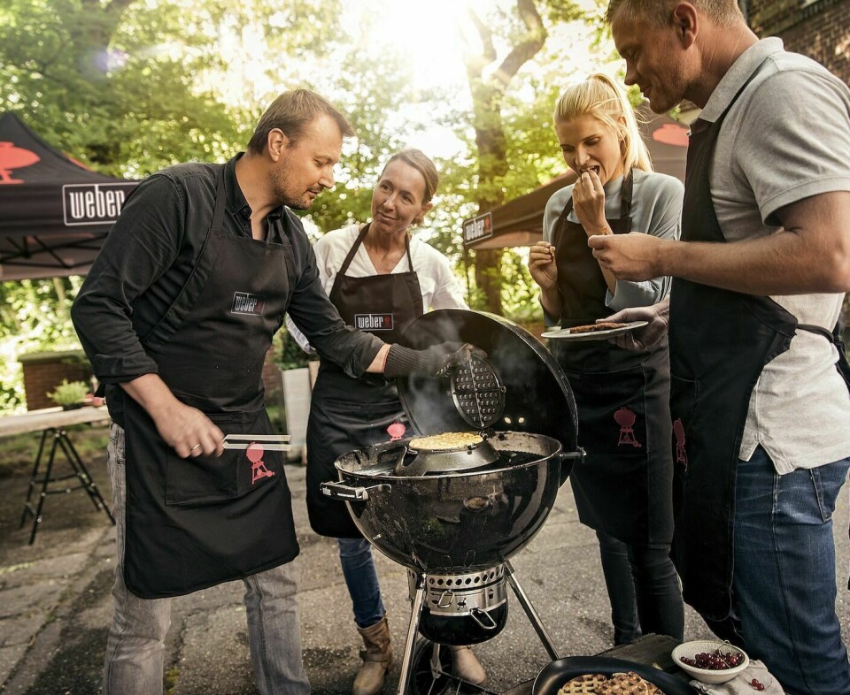 KURS: Grillprodusenten Weber har stelt i stand verdens nordligste grillturné, og kommer blant annet til Bardufoss i neste uke. Foto: Pressefoto