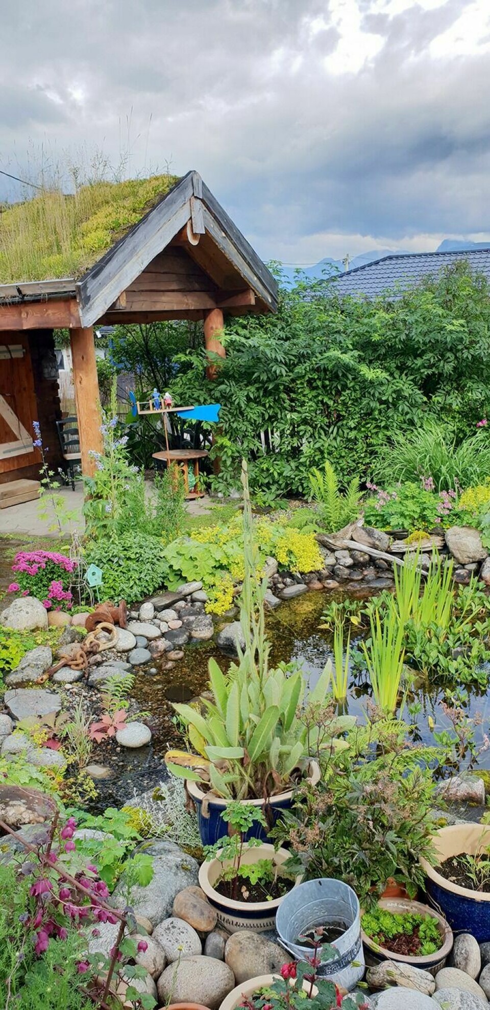 HAGEIDYLL: I hagen til Tone Bråthen kunne de besøkende blant annet nyte synet av denne koselige hagedammen. Foto: Privat