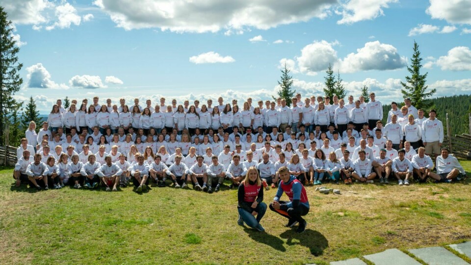 200 UNGE LOVENDE: Deltakerne på treningsleiren samlet på Sjusjøen. Foto: Morten Nordli/Mono Media