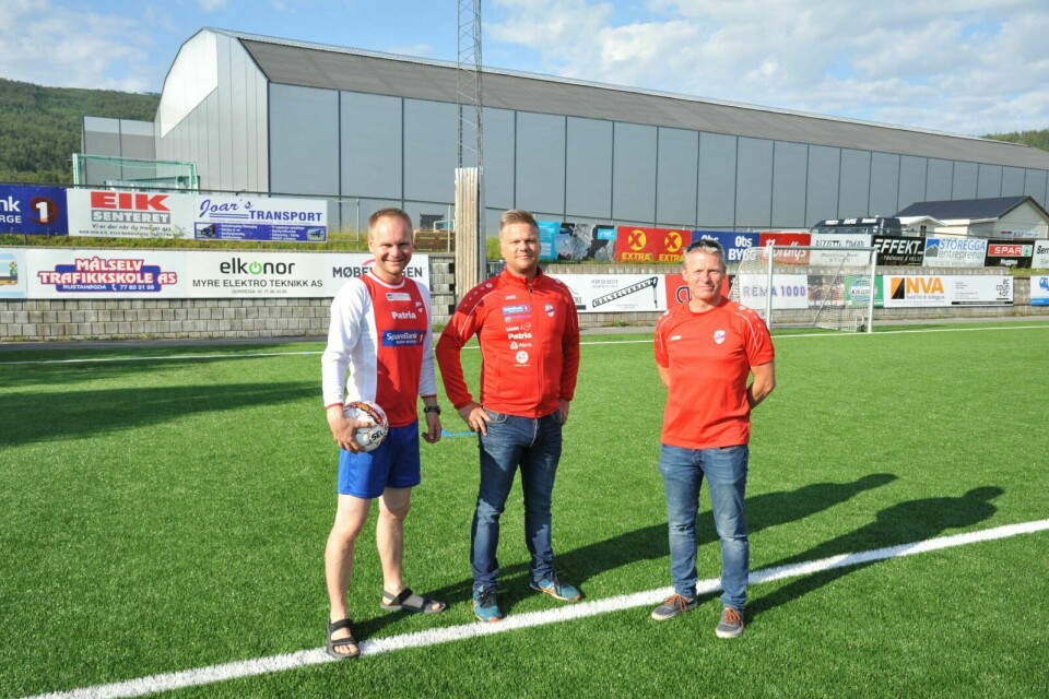 FORNØYDE: Leder av BOIF fotball, Ole Johan Skogmo (t.v.) og styreleder i Bardufoss Storhall AS, Trond Nilsen (t.h.), er enige om at Erling Andreassen (i midten) var den beste kandidaten til stillinga som daglig leder av BOIF. I bakgrunnen er Bardufoss Storhall. Leder av BOIF, Vegar Gystad, er i Oslo på Norway Cup denne uka, og kunne ikke være med på bildet. Foto: Fredrikke Fjellberg Moldenæs