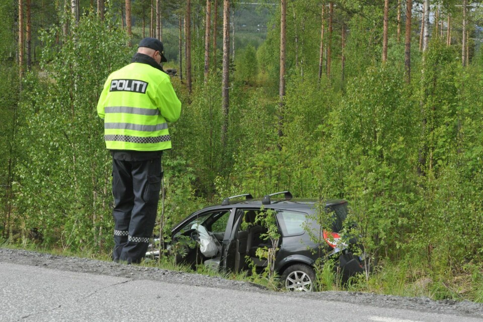 VED FOSSMOVEIEN: Føreren og passasjeren kom ikke til skade, men det ble store materielle skader på bilen som havnet i grøfta ved Nylund 5. juni. Foto: Terje Tverås