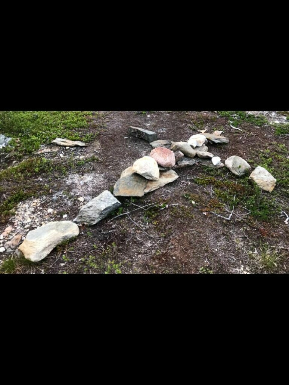 FARE FOR HENLEGGELSE: En samisk familie ble møtt av et stort steinkors da de kom til lavvoplassen sin ved Altevatnet tidligere i sommer. De opplever det som en drapstrussel. Politiet har fortsatt ingen mistenkte i saken. FOTO: PRIVAT Foto: Privat