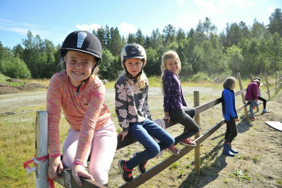 GLADE JENTER: Edel (t.v.), Amalie (i midten) og Liv (t.h.) er alle snart 9 år og glade i å ri på hest, og være på aktivitet med BUA. Foto: Fredrikke Fjellberg Moldenæs