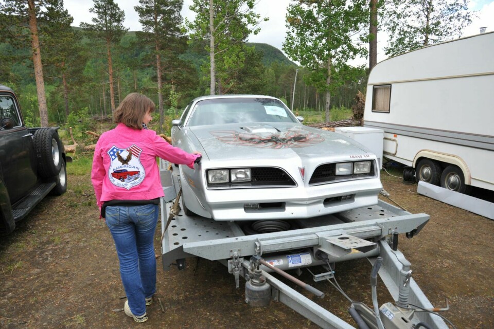 PINK LADY: Gudrun Falch viste stolt fram både jakke og ny bil. Bilen henta hun rett før helga, og den måtte derfor stå på henger i år. Foto: Fredrikke Fjellberg Moldenæs