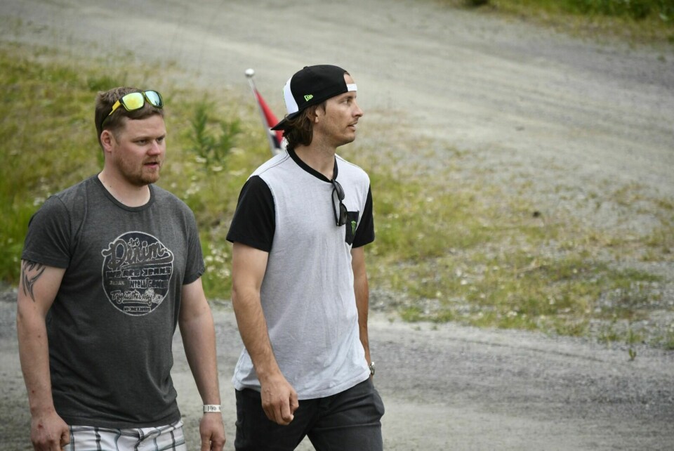 PÅ RUNDEBEFARING: Andre Villa (t.h) og en av de andre deltakerne går på rundebefaring. Foto: Torbjørn Kosmo