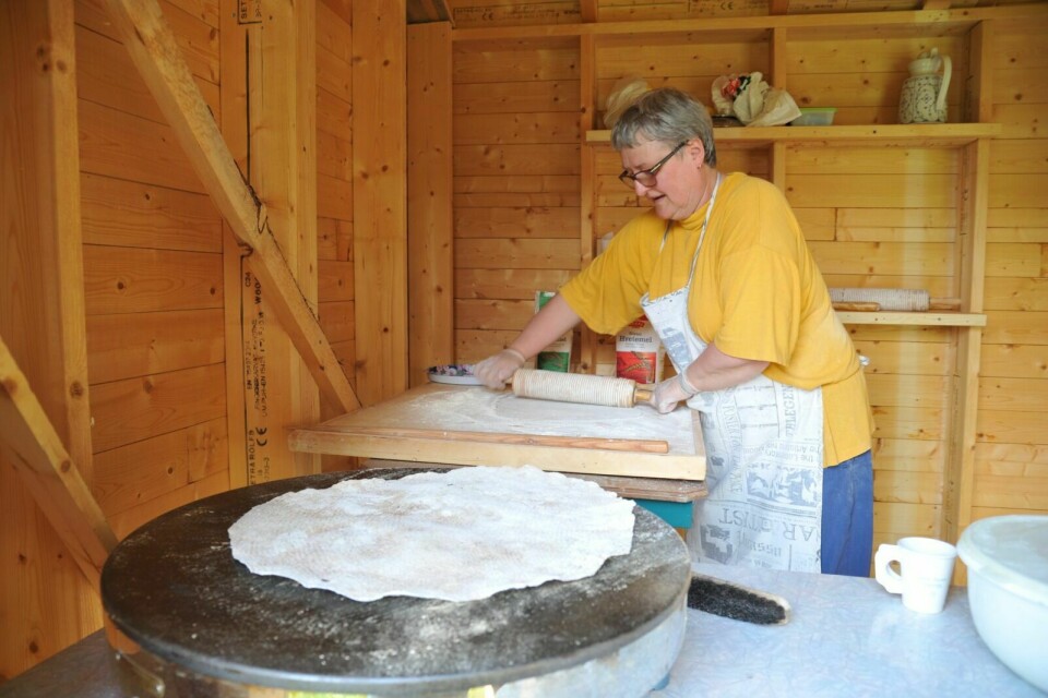 NY BU: I år har Ruth Alvheim fått egen bu til å steike flatbrød i. Foto: Fredrikke Fjellberg Moldenæs