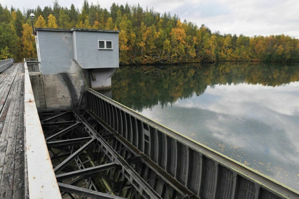 BARDUELVA: Statkraft oppgir at vesentlig lavere norsk vannkraftproduksjon ble motvirket av betydelig høyere nordiske kraftpriser. Bildet viser dammen i Bardufoss kraftstasjon. Foto: TERJE TVERÅS