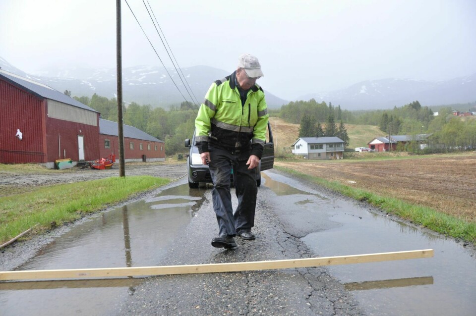 ØDELAGT: Eilif Engmo viser her hvor dype sporene er blitt på Solliveien i Salangsdalen. Foto: Knut Solnes