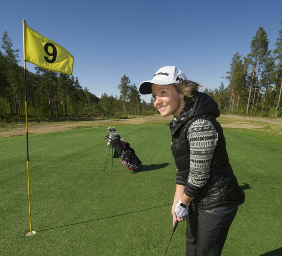 INVITERER: Michelle Aas Molund i Midt-Troms golfklubb slår et slag for golfsporten, noe hun håper vi medføre at flere blir bitt av golfbasillen når de har vært innom åpen dag på Finnkroken golfpark. Foto: Terje Tverås
